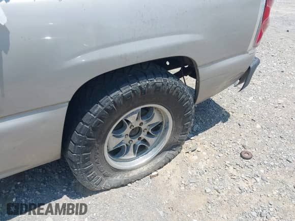 2006 Chevrolet Silverado 1500 Work Truck z VIN 3GCEC14X86G259897, wystawiony jako IAAI lot #42555732 z przebiegiem 150 603 mil mil oraz . Historia ofert i sprzedaży dostępna na DreamBid. Obrazek 6.