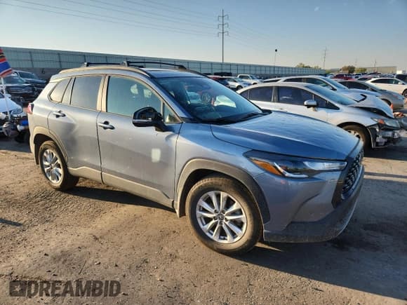 ✅ 2025 Toyota Corolla Cross LE • VIN: 7MUBAABGXSV134378 • Lot: 69758365. Wystawiony na Copart z przebiegiem 10 873 mil. Bezpłatny archiwum sprzedaży aukcyjnych z USA i szczegółowy raport historii pojazdu na DreamBid. Zdjęcie 4.