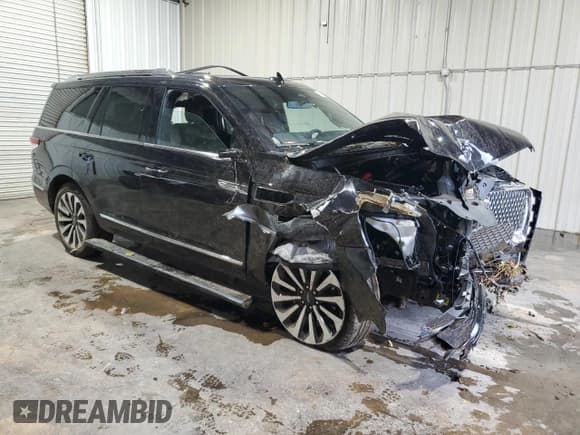 ✅ 2024 Lincoln Navigator Reserve • VIN: 5LMJJ2LGXREL14382 • Lot: 61425055. Listed on Copart with 10,377 mi. Free auction sales archive from the USA and detailed vehicle history report at DreamBid. Image 4.