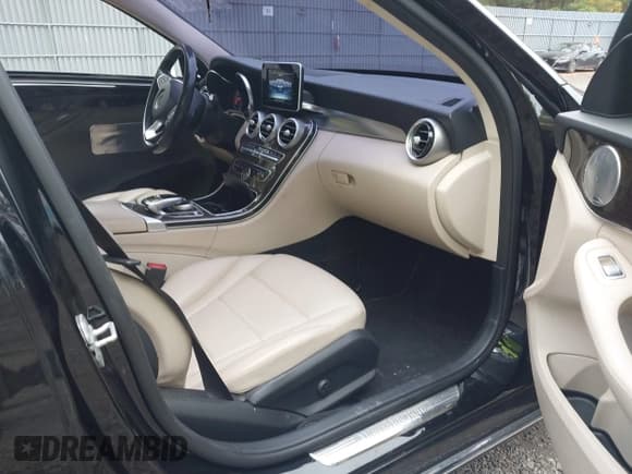 ✅ 2015 Mercedes-Benz C 300 Luxury • VIN: 55SWF4KBXFU008534 • Lot: 43556728. Wystawiony na IAAI z przebiegiem 118 139 mil. Bezpłatny archiwum sprzedaży aukcyjnych z USA i szczegółowy raport historii pojazdu na DreamBid. Zdjęcie 5.