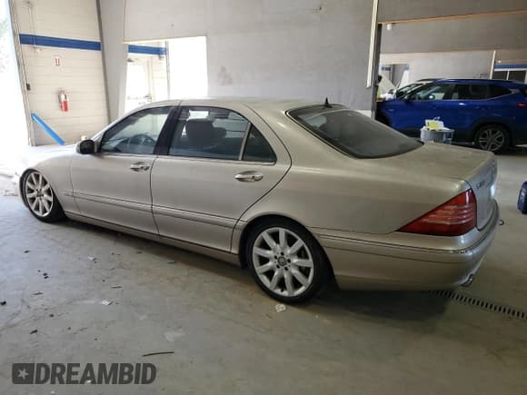 ✅ 2004 Mercedes-Benz S • VIN: WDBNG76J54A387590 • Lot: 85668555. Wystawiony na Copart z przebiegiem 152 352 mil. Bezpłatny archiwum sprzedaży aukcyjnych z USA i szczegółowy raport historii pojazdu na DreamBid. Zdjęcie 2.