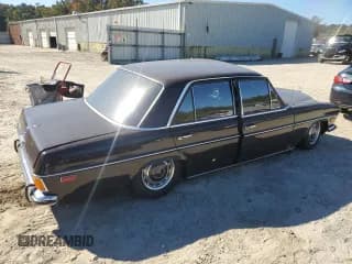 ✅ 1972 Mercedes-Benz 220 • VIN: 11511012236193 • Lot: 76912884. Wystawiony na Copart z przebiegiem 72 740 mil. Bezpłatny archiwum sprzedaży aukcyjnych z USA i szczegółowy raport historii pojazdu na DreamBid. Zdjęcie 3.