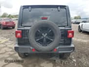 ✅ 2022 Jeep Wrangler Unlimited Sahara Altitude • VIN: 1C4HJXEG5NW125451 • Lot: 85537525. Wystawiony na Copart z przebiegiem 61 269 mil. Bezpłatny archiwum sprzedaży aukcyjnych z USA i szczegółowy raport historii pojazdu na DreamBid. Zdjęcie 6.