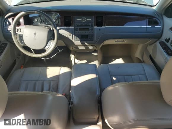 ✅ 2006 Lincoln Town Car Signature • VIN: 1LNHM81W16Y602727 • Lot: 82496205. Listed on Copart with 97,537 mi. Free auction sales archive from the USA and detailed vehicle history report at DreamBid. Image 8.