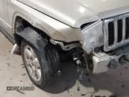 ✅ 2008 Jeep Commander Limited • VIN: 1J8HG58228C211303 • Lot: 41362162. Wystawiony na IAAI z przebiegiem 163 542 mil. Bezpłatny archiwum sprzedaży aukcyjnych z USA i szczegółowy raport historii pojazdu na DreamBid. Zdjęcie 18.