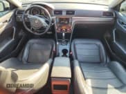 ✅ 2017 Volkswagen Passat R-Line • VIN: 1VWDT7A3XHC082630 • Lot: 89800805. Wystawiony na Copart z przebiegiem 117 057 mil. Bezpłatny archiwum sprzedaży aukcyjnych z USA i szczegółowy raport historii pojazdu na DreamBid. Zdjęcie 8.