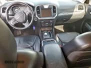 ✅ 2015 Chrysler 300 Limited • VIN: 2C3CCAAG4FH930336 • Lot: 80517205. Wystawiony na Copart z przebiegiem 70 232 mil. Bezpłatny archiwum sprzedaży aukcyjnych z USA i szczegółowy raport historii pojazdu na DreamBid. Zdjęcie 8.