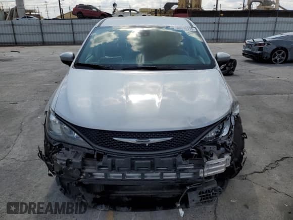 ✅ 2023 Chrysler Voyager LX • VIN: 2C4RC1CG1PR515991 • Лот: 80330515. Опубликован ранее на Copart с пробегом 69 917 миль. Бесплатный доступ к архиву аукционных продаж из США и подробный отчёт об истории автомобиля на DreamBid. Изображение 5.