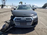 ✅ 2020 Audi Q5 Premium Plus • VIN: WA1BNAFY3L2027872 • Lot: 71700135. Wystawiony na Copart z przebiegiem 56 047 mil. Bezpłatny archiwum sprzedaży aukcyjnych z USA i szczegółowy raport historii pojazdu na DreamBid. Zdjęcie 5.