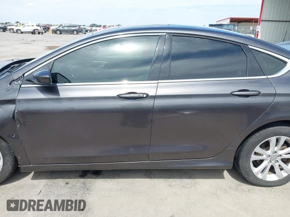 ✅ 2015 Chrysler 200 Limited • VIN: 1C3CCCAB8FN722483 • Lot: 43335077. Wystawiony na IAAI z przebiegiem 147 154 mil. Bezpłatny archiwum sprzedaży aukcyjnych z USA i szczegółowy raport historii pojazdu na DreamBid. Zdjęcie 14.