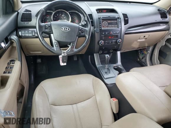 ✅ 2011 Kia Sorento EX • VIN: 5XYKUDA2XBG058439 • Lot: 90144805. Wystawiony na Copart z przebiegiem 119 622 mil. Bezpłatny archiwum sprzedaży aukcyjnych z USA i szczegółowy raport historii pojazdu na DreamBid. Zdjęcie 8.