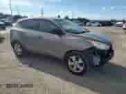 2013 Hyundai Tucson GL z VIN KM8JT3AB5DU654984, wystawiony jako Copart lot #72258644 z przebiegiem 123 394 mil mil oraz Szkoda całkowita • Salvage title. Historia ofert i sprzedaży dostępna na DreamBid. Obrazek 4.