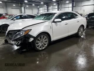 ✅ 2015 Lincoln MKS EcoBoost • VIN: 1LNHL9FT5FG600444 • Лот: 82128825. Опубликован ранее на Copart с пробегом 86 945 миль. Бесплатный доступ к архиву аукционных продаж из США и подробный отчёт об истории автомобиля на DreamBid. Изображение 1.