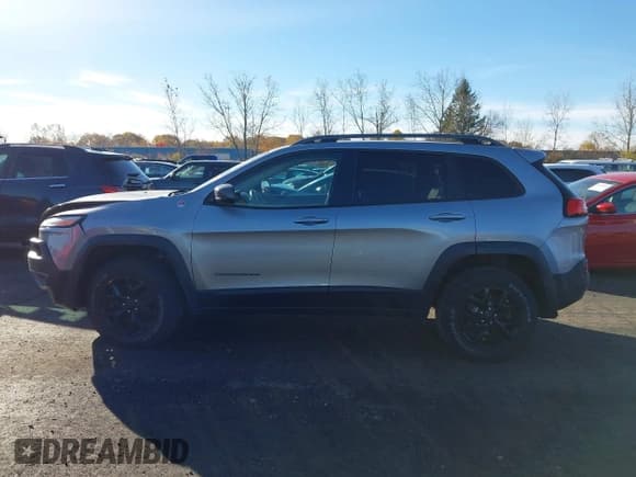 ✅ 2016 Jeep Cherokee Trailhawk • VIN: 1C4PJMBS3GW335360 • Lot: 43563133. Wystawiony na IAAI z przebiegiem 77 060 mil. Bezpłatny archiwum sprzedaży aukcyjnych z USA i szczegółowy raport historii pojazdu na DreamBid. Zdjęcie 14.
