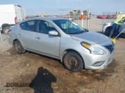 ✅ 2015 Nissan Versa S Plus • VIN: 3N1CN7AP3FL884243 • Lot: 43685905. Wystawiony na IAAI z przebiegiem 168 791 mil. Bezpłatny archiwum sprzedaży aukcyjnych z USA i szczegółowy raport historii pojazdu na DreamBid. Zdjęcie 1.