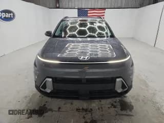 ✅ 2025 Hyundai Kona SEL • VIN: KM8HB3AB8SU212246 • Лот: 90502825. Опубликован ранее на Copart с пробегом 26 522 миль. Бесплатный доступ к архиву аукционных продаж из США и подробный отчёт об истории автомобиля на DreamBid. Изображение 5.