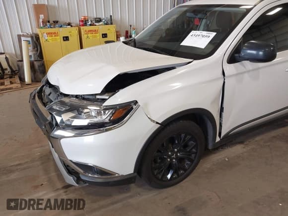 ✅ 2018 Mitsubishi Outlander ES • VIN: JA4AZ2A37JZ005752 • Lot: 43497059. Listed on IAAI with 63,459 mi. Free auction sales archive from the USA and detailed vehicle history report at DreamBid. Image 6.