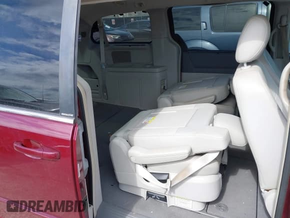 ✅ 2008 Chrysler Town & Country Touring • VIN: 2A8HR54P08R816021 • Lot: 42605008. Listed on IAAI with 167,110 mi. Free auction sales archive from the USA and detailed vehicle history report at DreamBid. Image 8.