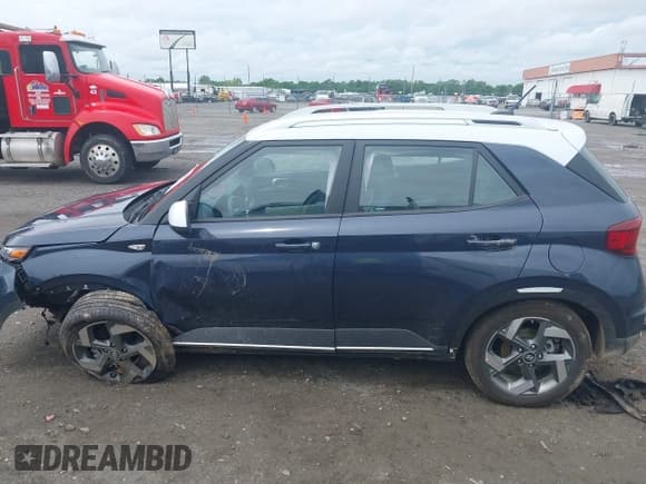 ✅ 2024 Hyundai Venue SEL • VIN: KMHRC8A32RU298638 • Lot: 39283776. Listed on IAAI with 1,370 mi. Free auction sales archive from the USA and detailed vehicle history report at DreamBid. Image 14.