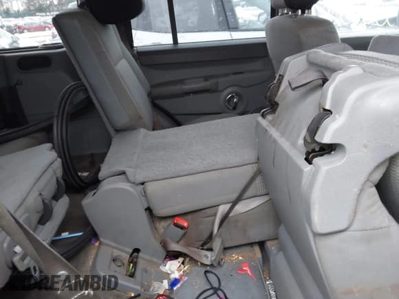 ✅ 2006 Jeep Commander • VIN: 1J8HG48K76C123452 • Lot: 41565231. Listed on IAAI with Not provided. Free auction sales archive from the USA and detailed vehicle history report at DreamBid. Image 8.