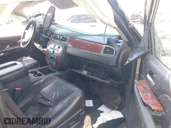 ✅ 2009 Chevrolet Suburban 2LT • VIN: 1GNFC260X9R273998 • Lot: 43517089. Wystawiony na IAAI z przebiegiem Nie podano. Bezpłatny archiwum sprzedaży aukcyjnych z USA i szczegółowy raport historii pojazdu na DreamBid. Zdjęcie 5.