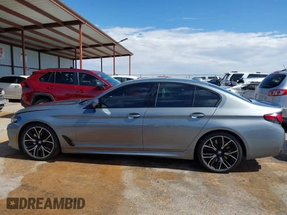 ✅ 2023 BMW 5 Series M550i xDrive • VIN: WBA13BK03PCN68835 • Lot: 42884260. Wystawiony na IAAI z przebiegiem Nie podano. Bezpłatny archiwum sprzedaży aukcyjnych z USA i szczegółowy raport historii pojazdu na DreamBid. Zdjęcie 14.