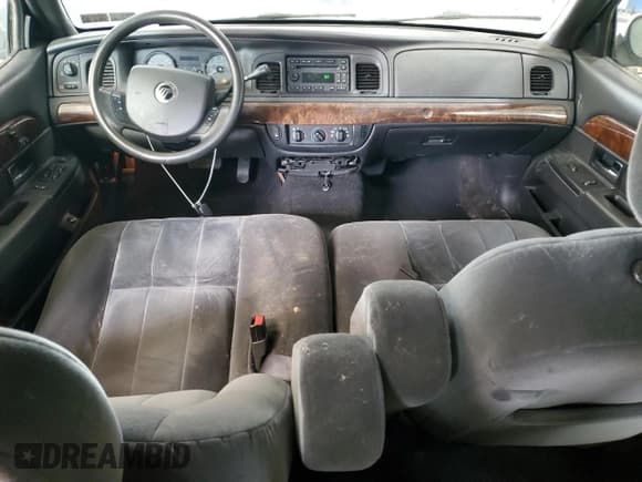 ✅ 2008 Mercury Grand Marquis GS • VIN: 2MEFM74VX8X634859 • Lot: 70283055. Wystawiony na Copart z przebiegiem Nie podano. Bezpłatny archiwum sprzedaży aukcyjnych z USA i szczegółowy raport historii pojazdu na DreamBid. Zdjęcie 8.