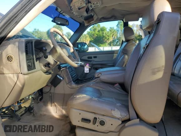 ✅ 2004 GMC Sierra Denali • VIN: 2GTFK69U541118231 • Lot: 90063015. Listed on Copart with 214,087 mi. Free auction sales archive from the USA and detailed vehicle history report at DreamBid. Image 7.