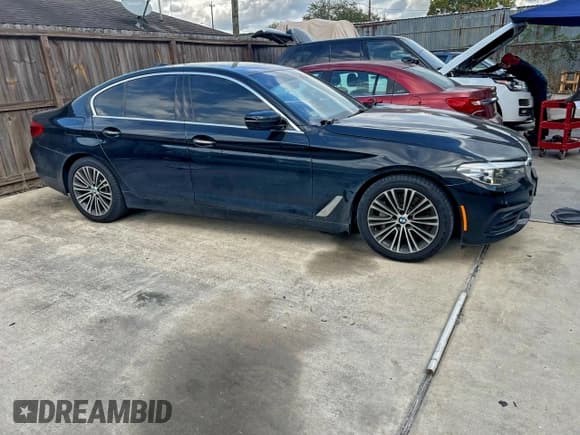 ✅ 2018 BMW 5 Series 530i • VIN: WBAJA5C5XJWA56967 • Лот: 95072665. Опубликован ранее на Copart с пробегом 131 824 миль. Бесплатный доступ к архиву аукционных продаж из США и подробный отчёт об истории автомобиля на DreamBid. Изображение 1.