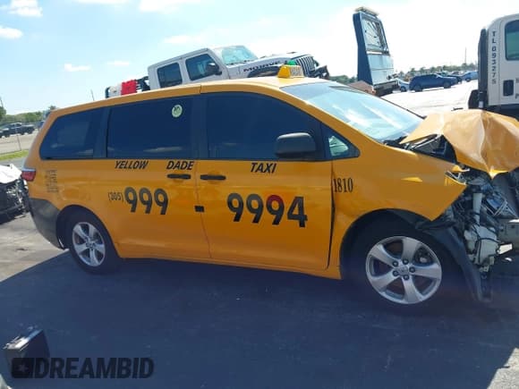 ✅ 2016 Toyota Sienna L • VIN: 5TDZK3DC2GS724321 • Lot: 43773404. Listed on IAAI with 264,851 mi. Free auction sales archive from the USA and detailed vehicle history report at DreamBid. Image 13.