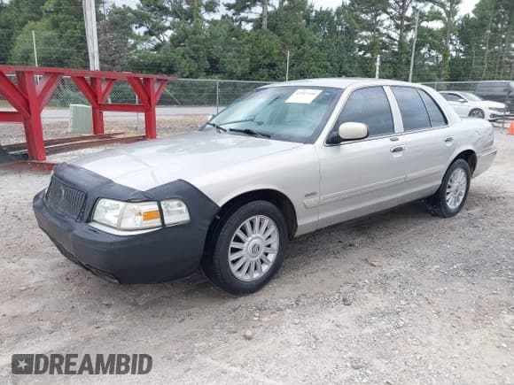 ✅ 2010 Mercury Grand Marquis LS • VIN: 2MEBM7FV7AX632424 • Лот: 42915550. Опубликован ранее на IAAI с пробегом 174 380 миль. Бесплатный доступ к архиву аукционных продаж из США и подробный отчёт об истории автомобиля на DreamBid. Изображение 2.