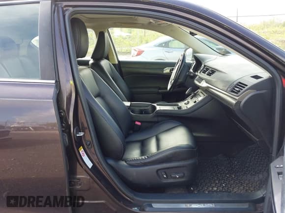 ✅ 2014 Lexus CT 200h • VIN: JTHKD5BH5E2203375 • Lot: 42183224. Wystawiony na IAAI z przebiegiem 186 696 mil. Bezpłatny archiwum sprzedaży aukcyjnych z USA i szczegółowy raport historii pojazdu na DreamBid. Zdjęcie 5.