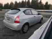 2007 Hyundai Accent GS z VIN KMHCM36C27U014985, wystawiony jako Copart lot #83150244 z przebiegiem 151 948 mil mil oraz Czysty tytuł • Clean title. Historia ofert i sprzedaży dostępna na DreamBid. Obrazek 3.