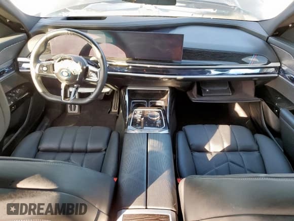 ✅ 2024 BMW i7 xDrive60 • VIN: WBY53EJ04RCP86968 • Lot: 90715645. Wystawiony na Copart z przebiegiem 8 555 mil. Bezpłatny archiwum sprzedaży aukcyjnych z USA i szczegółowy raport historii pojazdu na DreamBid. Zdjęcie 8.