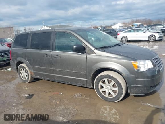 ✅ 2010 Chrysler Town & Country LX • VIN: 2A4RR2D16AR387179 • Lot: 41410509. Wystawiony na IAAI z przebiegiem 209 506 mil. Bezpłatny archiwum sprzedaży aukcyjnych z USA i szczegółowy raport historii pojazdu na DreamBid. Zdjęcie 13.