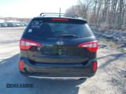 ✅ 2015 Kia Sorento SX • VIN: 5XYKWDA79FG619256 • Lot: 42088747. Wystawiony na IAAI z przebiegiem 203 335 mil. Bezpłatny archiwum sprzedaży aukcyjnych z USA i szczegółowy raport historii pojazdu na DreamBid. Zdjęcie 16.