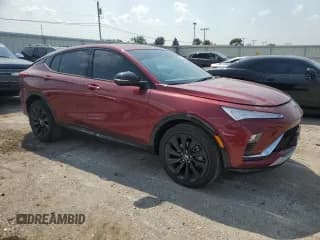 ✅ 2024 Buick Envista Sport Touring • VIN: KL47LBE23RB055534 • Lot: 67718955. Wystawiony na Copart z przebiegiem 27 693 mil. Bezpłatny archiwum sprzedaży aukcyjnych z USA i szczegółowy raport historii pojazdu na DreamBid. Zdjęcie 4.