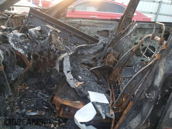 ✅ 2003 Pontiac Vibe • VIN: 5Y2SL62823Z408120 • Lot: 93864435. Wystawiony na Copart z przebiegiem Nie podano. Bezpłatny archiwum sprzedaży aukcyjnych z USA i szczegółowy raport historii pojazdu na DreamBid. Zdjęcie 7.