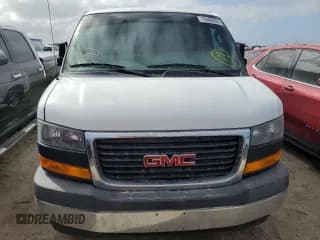 ✅ 2019 GMC Savana Cargo • VIN: 1GTW7AFG5K1256647 • Lot: 76400634. Wystawiony na Copart z przebiegiem 35 729 mil. Bezpłatny archiwum sprzedaży aukcyjnych z USA i szczegółowy raport historii pojazdu na DreamBid. Zdjęcie 5.
