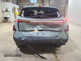 2025 Hyundai Kona SEL with VIN KM8HBCABXSU234040, listed as a Copart auction lot 43825495 with 2,340 mi miles and Clean title. Bid and sale history available at DreamBid. Image 6.