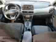 2020 Hyundai Kona SE с VIN KM8K12AA4LU401634, выставлен на аукционе Copart как лот 50210943 с пробегом 20 549 миль миль и . История ставок и продаж доступна на DreamBid. Изображение 8.