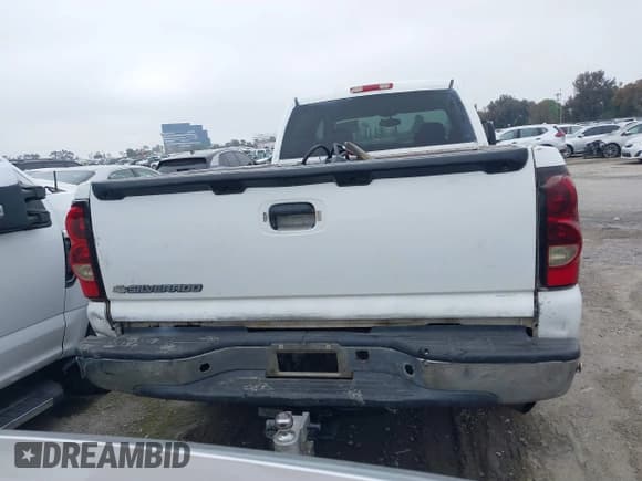 ✅ 2005 Chevrolet Silverado 2500HD LS • VIN: 1GCHK23265F915459 • Lot: 41829485. Wystawiony na IAAI z przebiegiem 109 464 mil. Bezpłatny archiwum sprzedaży aukcyjnych z USA i szczegółowy raport historii pojazdu na DreamBid. Zdjęcie 16.