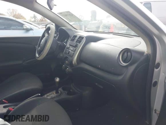 ✅ 2013 Nissan Versa SV • VIN: 3N1CN7AP8DL860937 • Lot: 43698617. Wystawiony na IAAI z przebiegiem 141 311 mil. Bezpłatny archiwum sprzedaży aukcyjnych z USA i szczegółowy raport historii pojazdu na DreamBid. Zdjęcie 5.