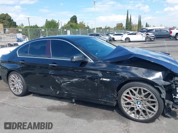 ✅ 2013 BMW 5 Series 528i • VIN: WBAXG5C56DD234119 • Lot: 43281695. Wystawiony na IAAI z przebiegiem 127 445 mil. Bezpłatny archiwum sprzedaży aukcyjnych z USA i szczegółowy raport historii pojazdu na DreamBid. Zdjęcie 13.