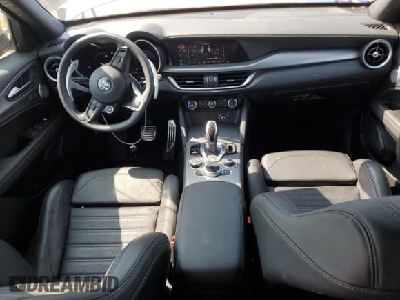 ✅ 2024 Alfa Romeo Stelvio Ti • VIN: ZASPAKBN5R7D71800 • Lot: 68111995. Wystawiony na Copart z przebiegiem 18 929 mil. Bezpłatny archiwum sprzedaży aukcyjnych z USA i szczegółowy raport historii pojazdu na DreamBid. Zdjęcie 8.