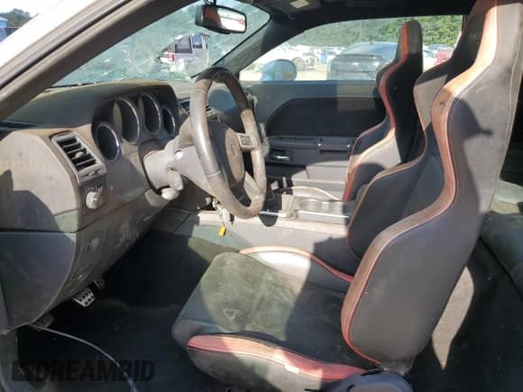 2009 Dodge Challenger SRT-8 z VIN 2B3LJ74W29H563241, wystawiony jako Copart lot #73367354 z przebiegiem Nie podano mil oraz Czysty tytuł • Clean title. Historia ofert i sprzedaży dostępna na DreamBid. Obrazek 7.