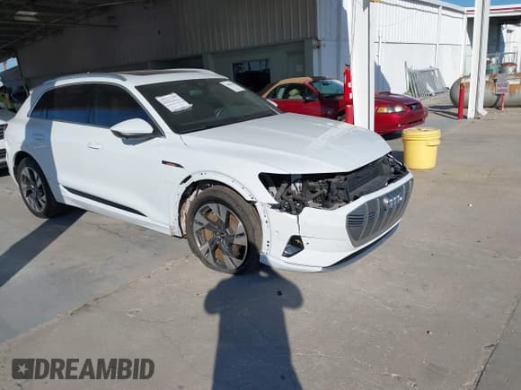 ✅ 2021 Audi e-tron Premium Plus • VIN: WA1LAAGE9MB024822 • Лот: 43668844. Опубликован ранее на IAAI с пробегом 77 319 миль. Бесплатный доступ к архиву аукционных продаж из США и подробный отчёт об истории автомобиля на DreamBid. Изображение 1.