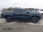 ✅ 2024 Toyota Tacoma SR5 • VIN: 3TYKB5FN1RT007010 • Lot: 41026642. Wystawiony na IAAI z przebiegiem 13 386 mil. Bezpłatny archiwum sprzedaży aukcyjnych z USA i szczegółowy raport historii pojazdu na DreamBid. Zdjęcie 13.
