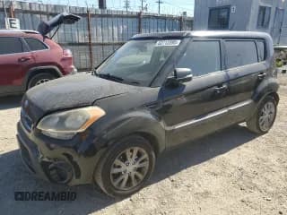 ✅ 2013 Kia Soul + • VIN: KNDJT2A64D7557940 • Лот: 82712595. Опубликован ранее на Copart с пробегом Не указан. Бесплатный доступ к архиву аукционных продаж из США и подробный отчёт об истории автомобиля на DreamBid. Изображение 1.