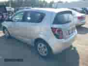 2013 Chevrolet Sonic LS z VIN 1G1JA6SG0D4246200, wystawiony jako IAAI lot #43127143 z przebiegiem 132 751 mil mil oraz . Historia ofert i sprzedaży dostępna na DreamBid. Obrazek 3.